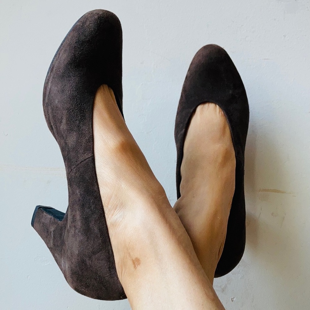 Pas De Rouge Suede Classic Pumps-Italy